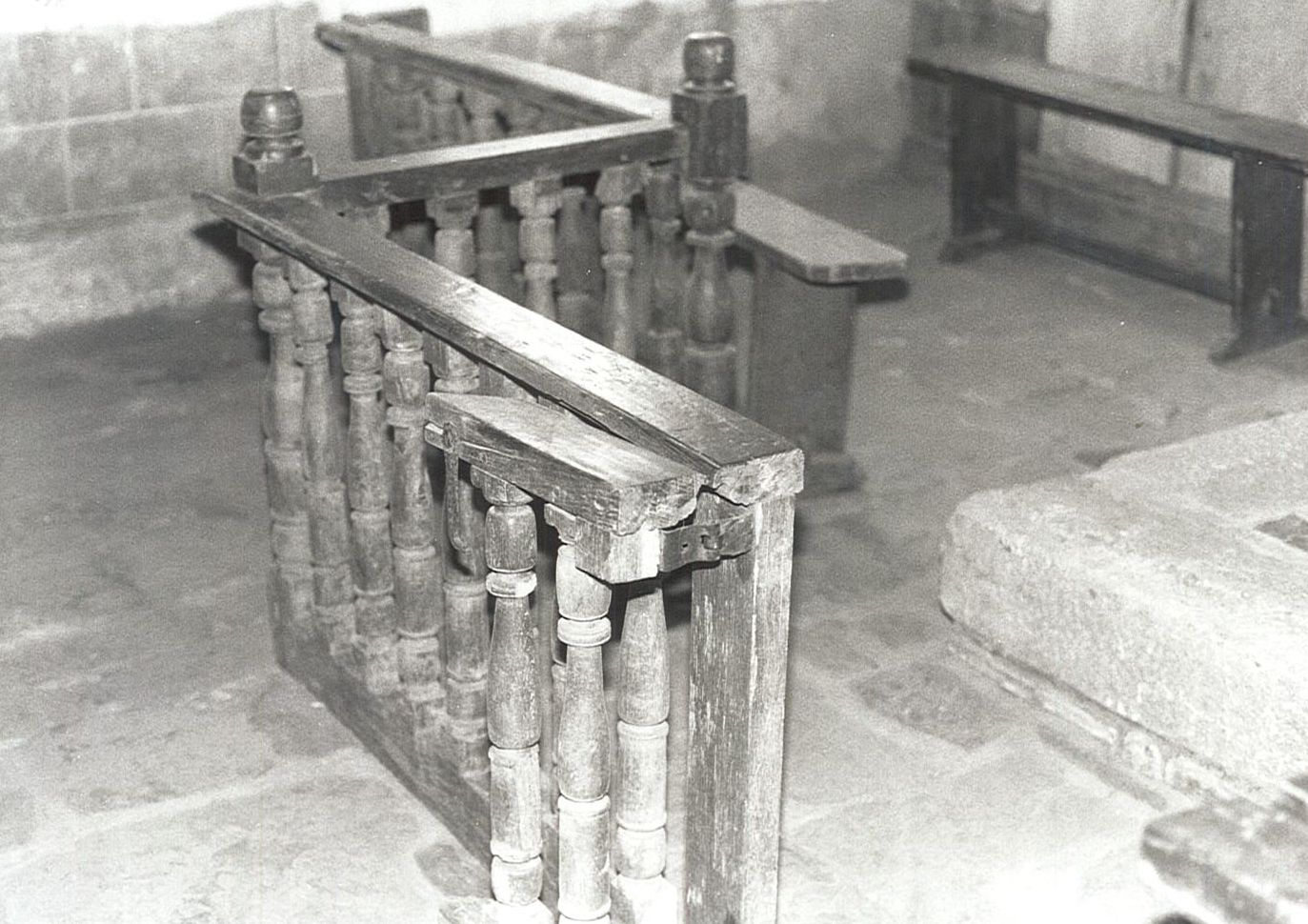 clôture de choeur (balustrade) et clôture des autels latéraux (balustrade) avec tronc, vue partielle - © Ministère de la Culture (France), Médiathèque du patrimoine et de la photographie, diffusion RMN-GP
