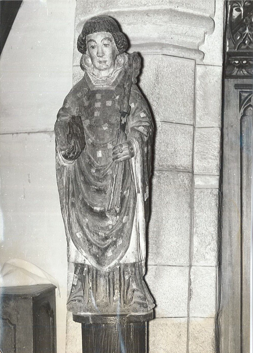 statue : Saint Maudez, vue générale - © Ministère de la Culture (France), Archives départementales des Côtes-d’Armor, Conservation des antiquités et des objets d’art – Tous droits réservés