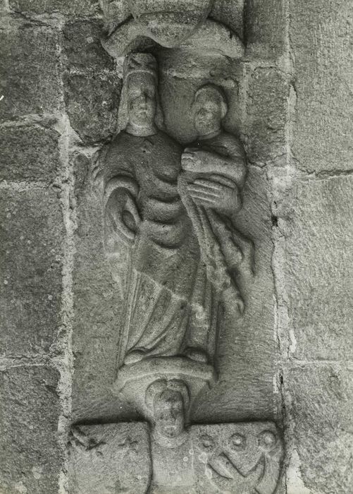 Statue et son socle : Vierge à l'Enfant