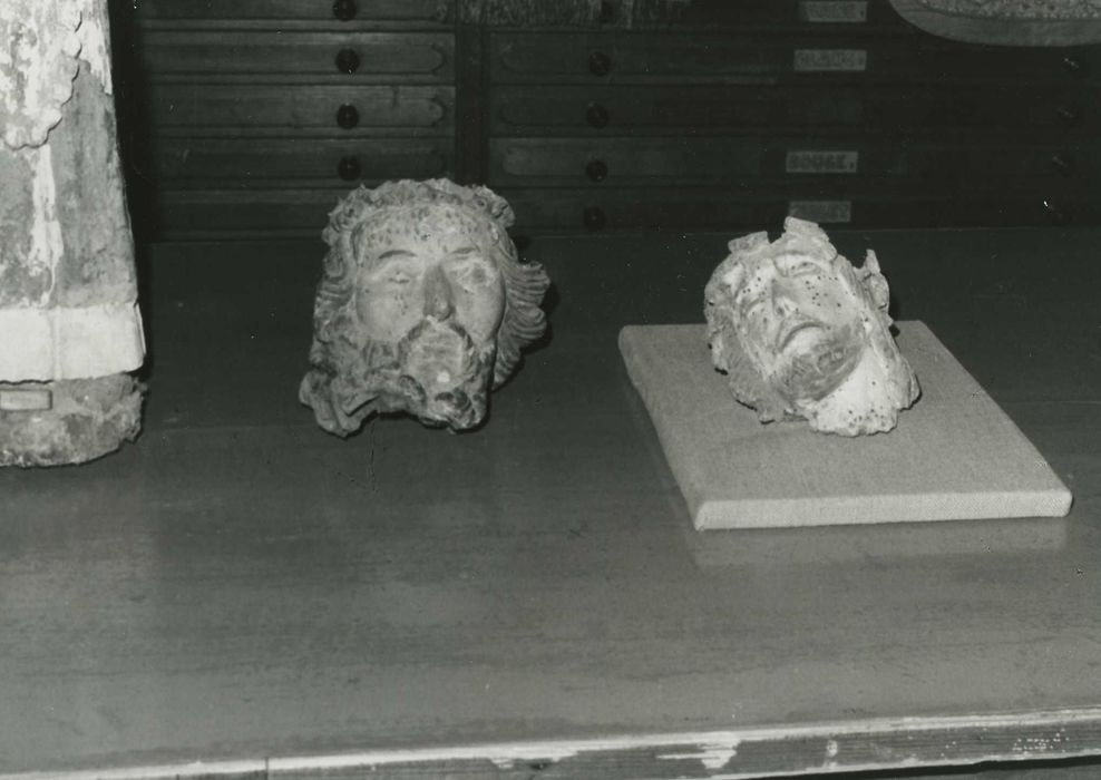 fragments de deux statues : Têtes de Christ, vue générale - © Ministère de la Culture (France), Médiathèque du patrimoine et de la photographie, diffusion RMN-GP