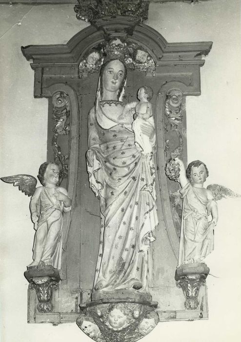 trois statues : Vierge à l'Enfant et deux Anges, et panneau sculpté, vue générale - © Ministère de la Culture (France), Médiathèque du patrimoine et de la photographie, diffusion RMN-GP