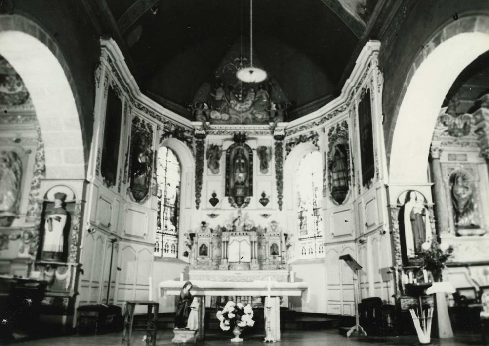 autel (maître-autel), son retable et deux statues : Saint Paul et Saint Pierre, vue générale