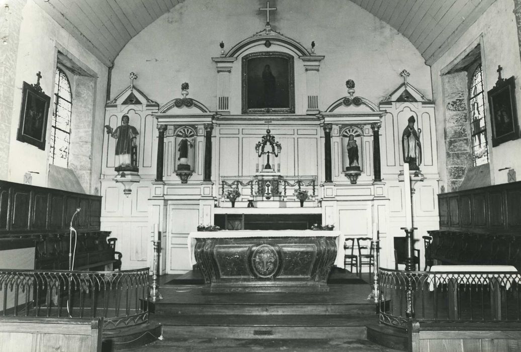 retable du maître-autel et statues : Notre-Dame du Bon Secours, Saint Etienne, Saint Guillaume, vue générale