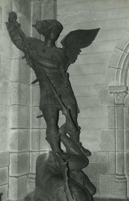 statue : Saint Michel, vue générale - © Ministère de la Culture (France), Médiathèque du patrimoine et de la photographie, diffusion RMN-GP