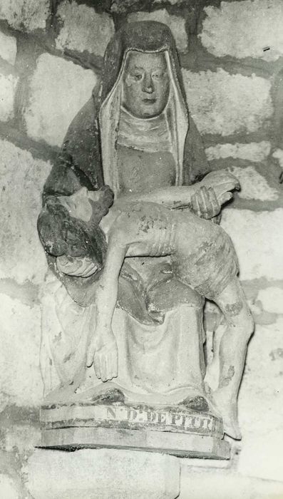 statue : Vierge de Pitié, vue générale