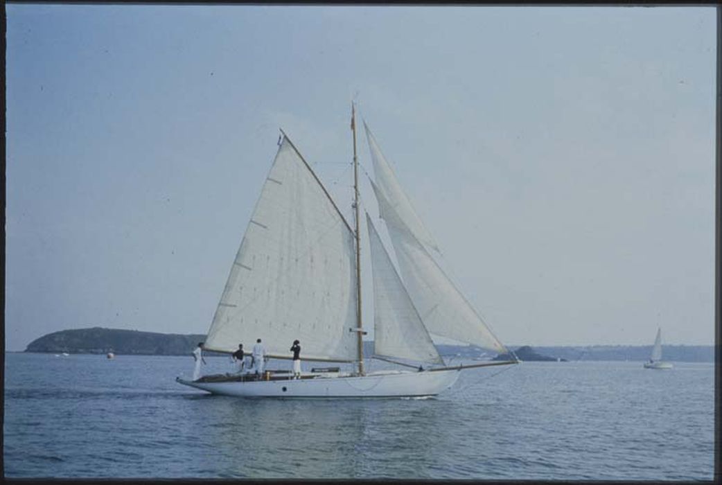 bateau de plaisance (cotre aurique) dit Viola