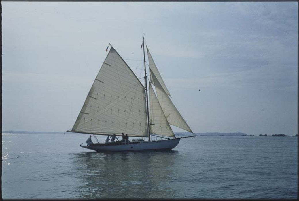 bateau de plaisance (cotre aurique) dit Viola