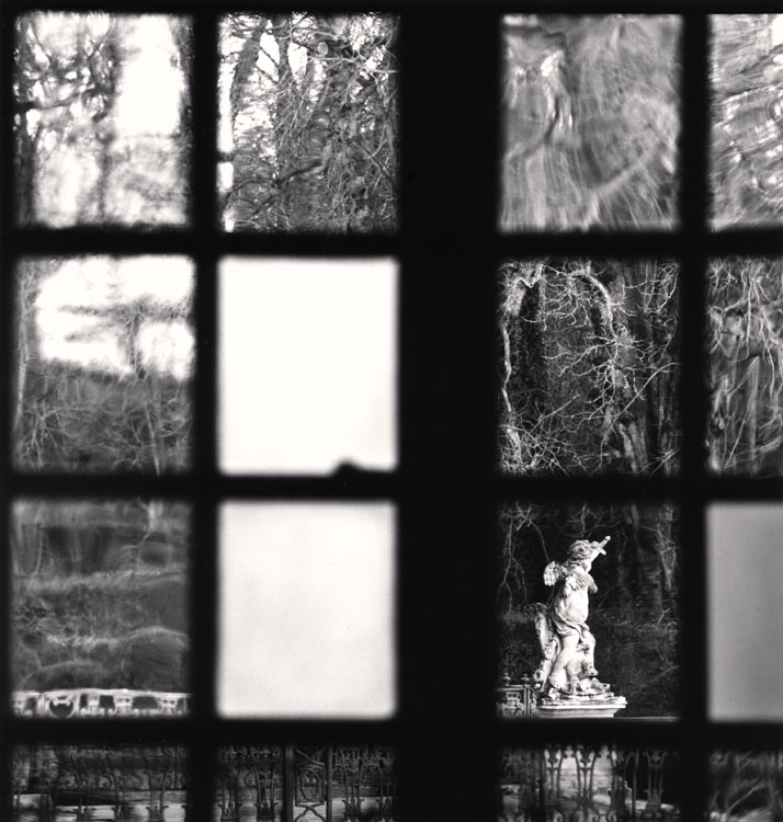 Window View, Château d'Haroué, Lorraine, France. 2013 ; [Vue par la fenêtre.\ Statue]