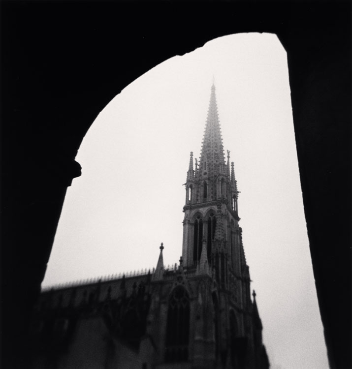 Saint-Epvre Basilica, Nancy, Lorraine, France. 2012 ; [Depuis une des portes de la place Joseph-Malval]