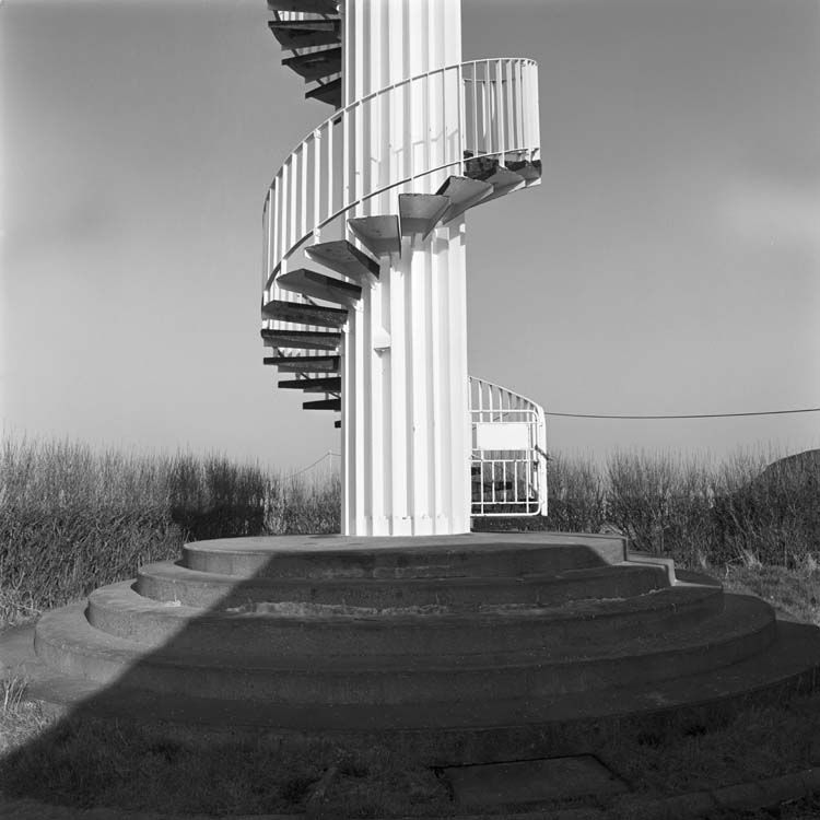 Tour cylindrique métallique avec escalier extérieur