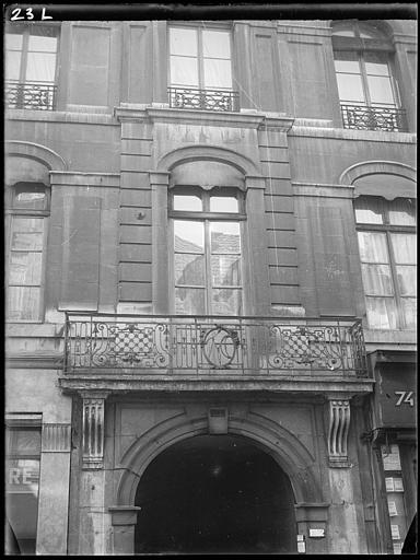 Façade : fenêtre et balcon en fer forgé