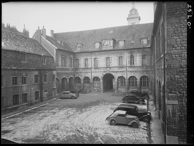 Façade sur cour vue du palais de justice