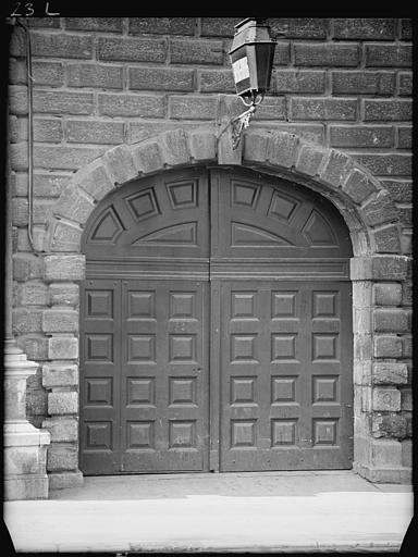 Façade, porte droite : caserne des pompiers