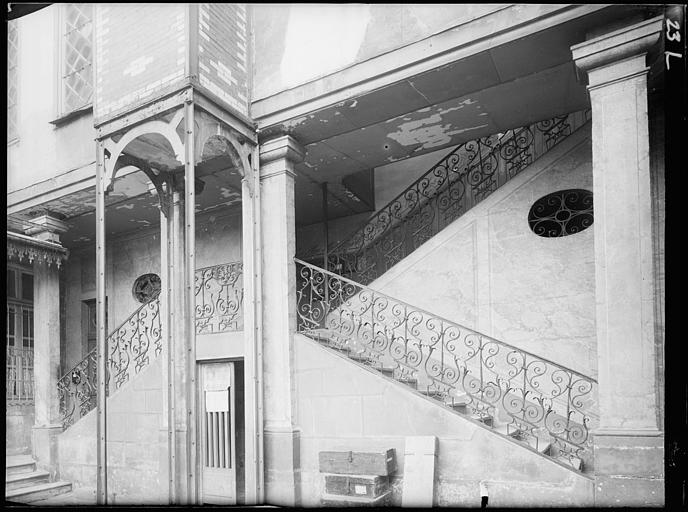 Escalier avec rampe en fer forgé