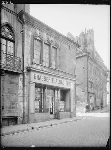 Façade avec devanture d'une brasserie