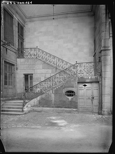 Escalier avec rampe en fer forgé