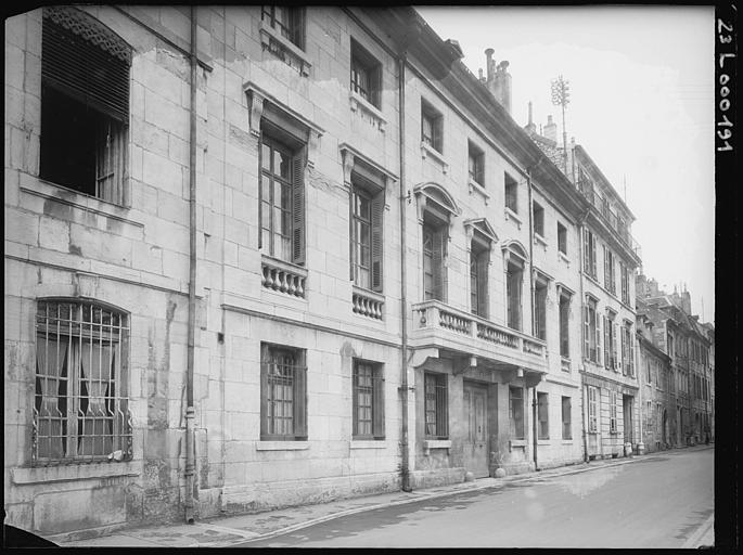 Façade sur la rue du Lycée