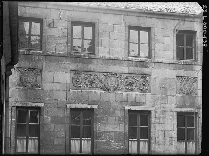 Détail de la façade sur cour : 1er étage