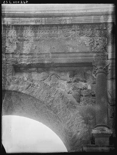 Façade, détail des sculptures : Victoire ailée