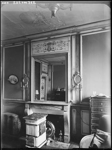 Grand salon (bureau de la directrice) : poële et cheminée