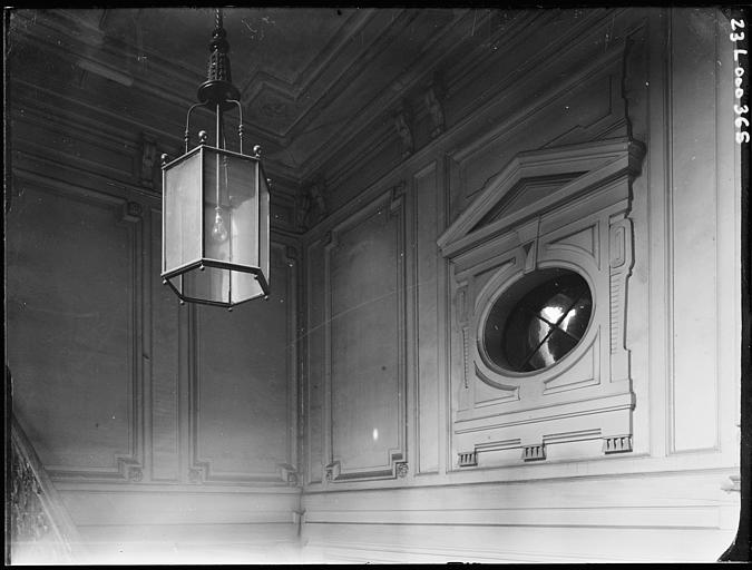 Plafond de la cage d'escalier, lustre et oculus