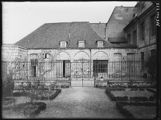 Cour intérieure : grille