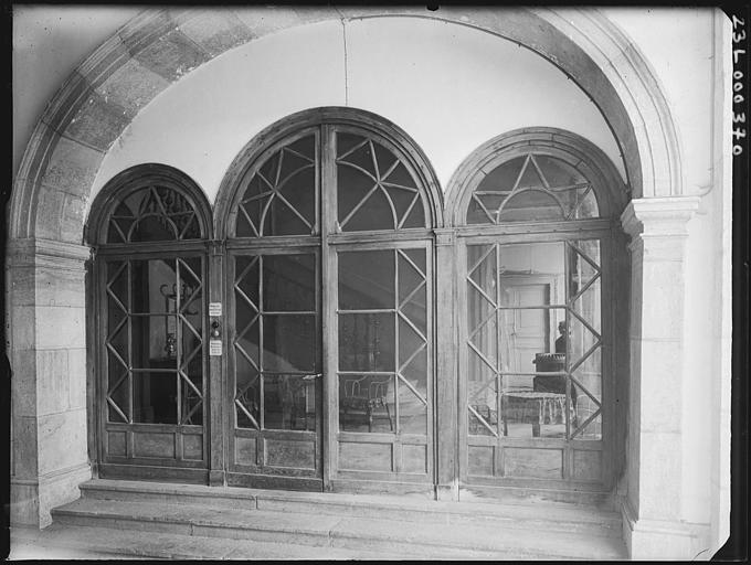 Portes vitrées du rez-de-chaussée, vue sur le vestibule d'accueil