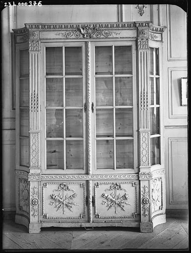 Grand salon au premier étage : armoire