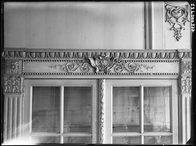 Grand salon au premier étage : détail d'une armoire