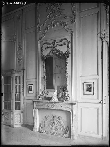 Grand salon au premier étage : cheminée surmontée d'une glace