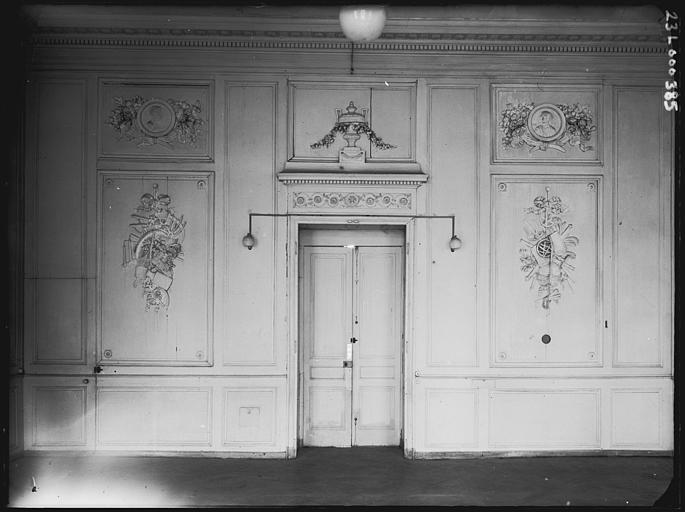 Salon au premier étage sur cour : mur orné de boiseries