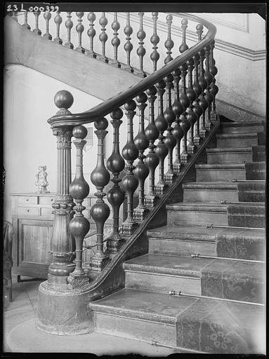 Départ d'escalier : rampe sculptée