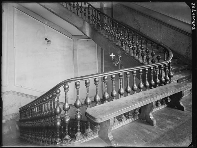 Escalier vu du premier étage : rampe sculptée