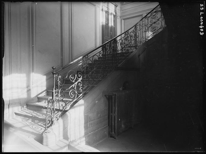 Escalier sur l'allée cochère : vue latérale