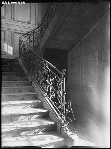 Escalier sur l'allée cochère : vue diagonale