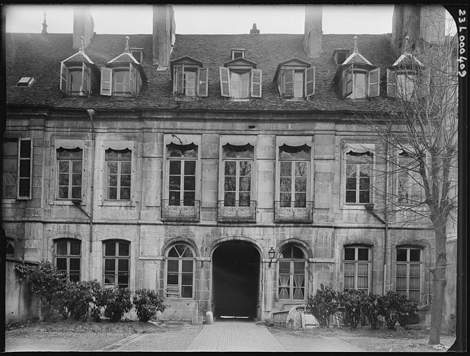 Hôtel Chevanney vu de la cour de l'hôtel de Courbouzon-Villefrançon (supposé)