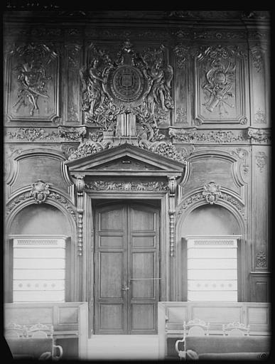 Salle des audiences solennelles : lambris au-dessus de la porte d'entrée