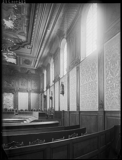 Salle des audiences solennelles : vue latérale vers les fenêtres