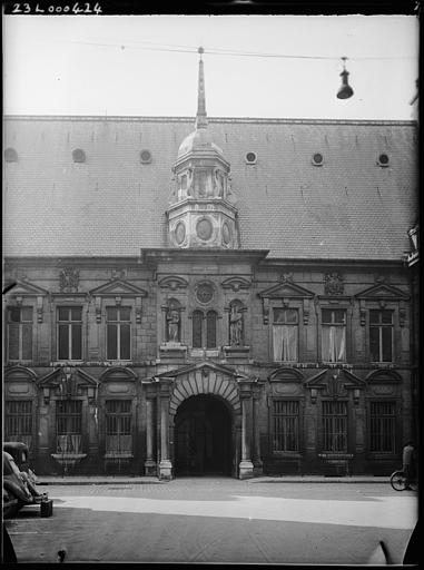 Façade antérieure de Hugues Sambin : avant-corps central