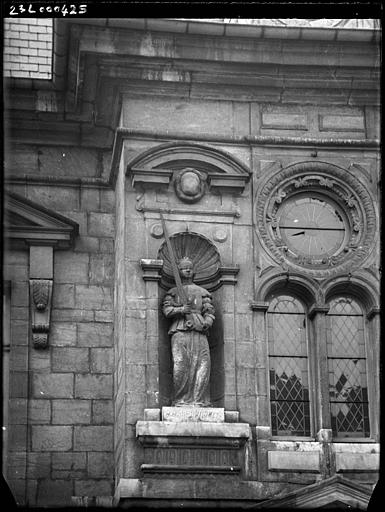 Façade antérieure de Hugues Sambin, détail de l'avant-corps central (côté droit) : statue de la Justice