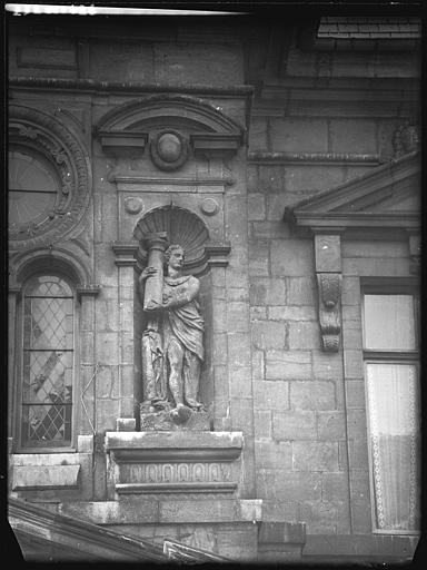 Façade antérieure de Hugues Sambin, détail de l'avant-corps central (côté gauche) : statue