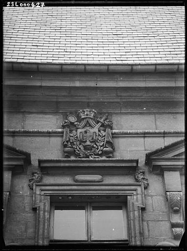 Façade antérieure de Hugues Sambin, détail : blason au-dessus d'une fenêtre