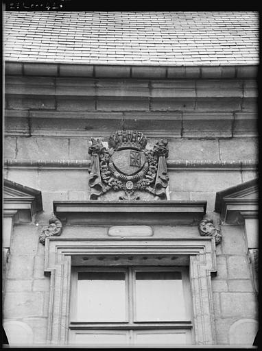 Façade antérieure de Hugues Sambin, détail : blason au-dessus d'une fenêtre