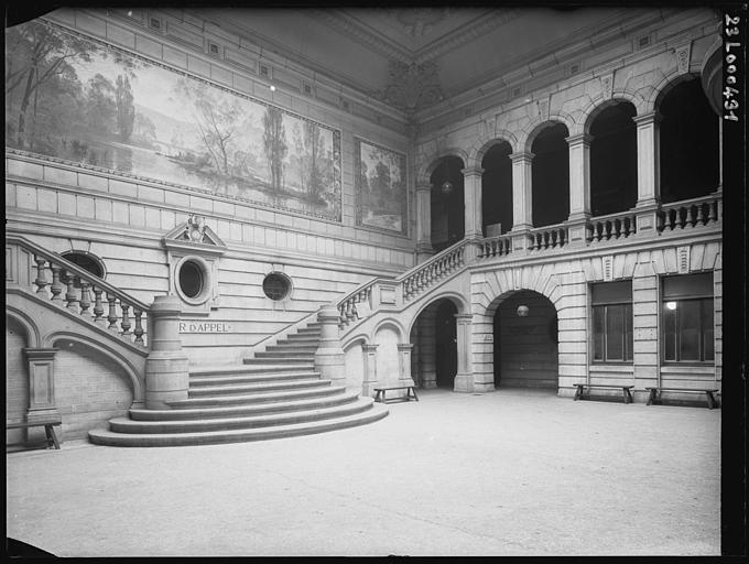 Vestibule : grand escalier