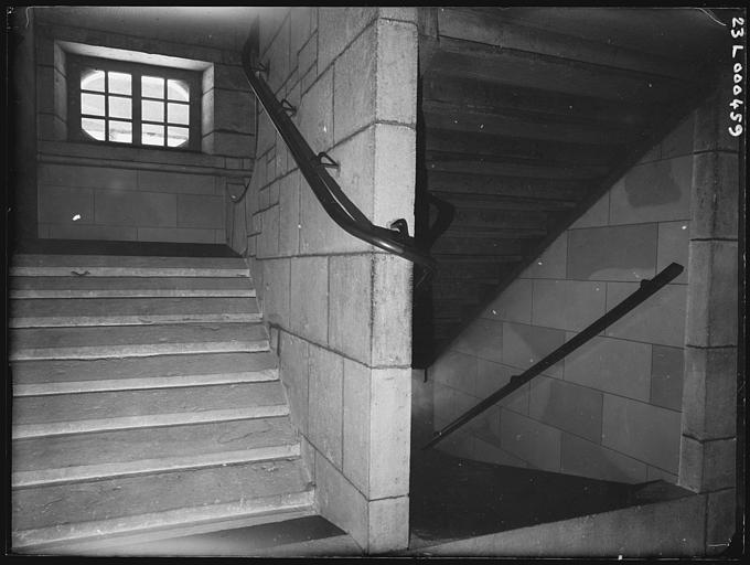 Intérieur : petit escalier et palier du premier étage