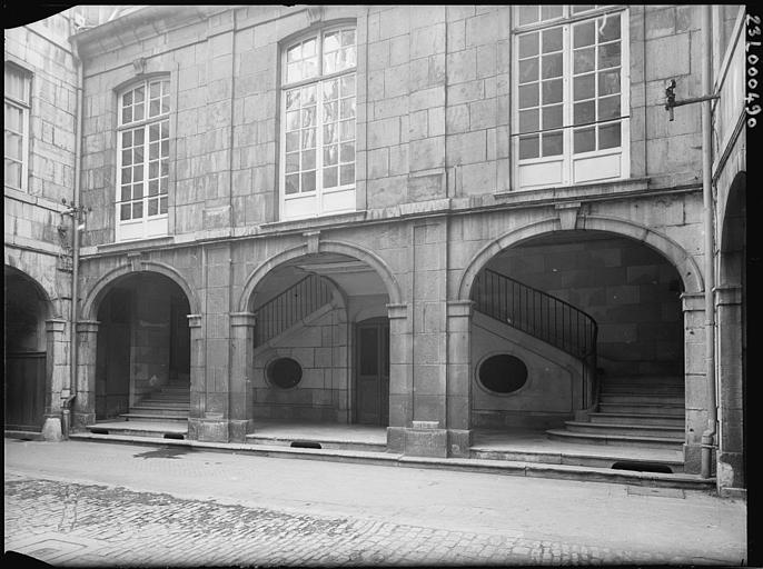 Aile sud : façade sur cour