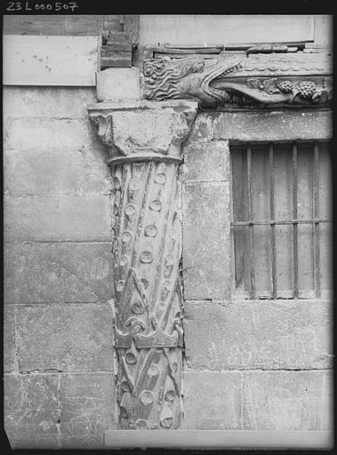 Galerie en bois sculpté : colonne et engoulant, détail