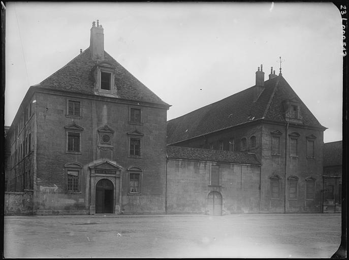 Façade sur rue et entrée de l'école de méecine