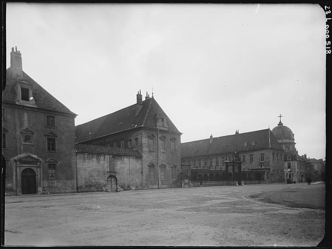 Façade sur rue, grille et porte centrale