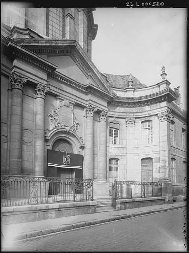 Chapelle du Refuge : façade antérieure, vue rapprochée